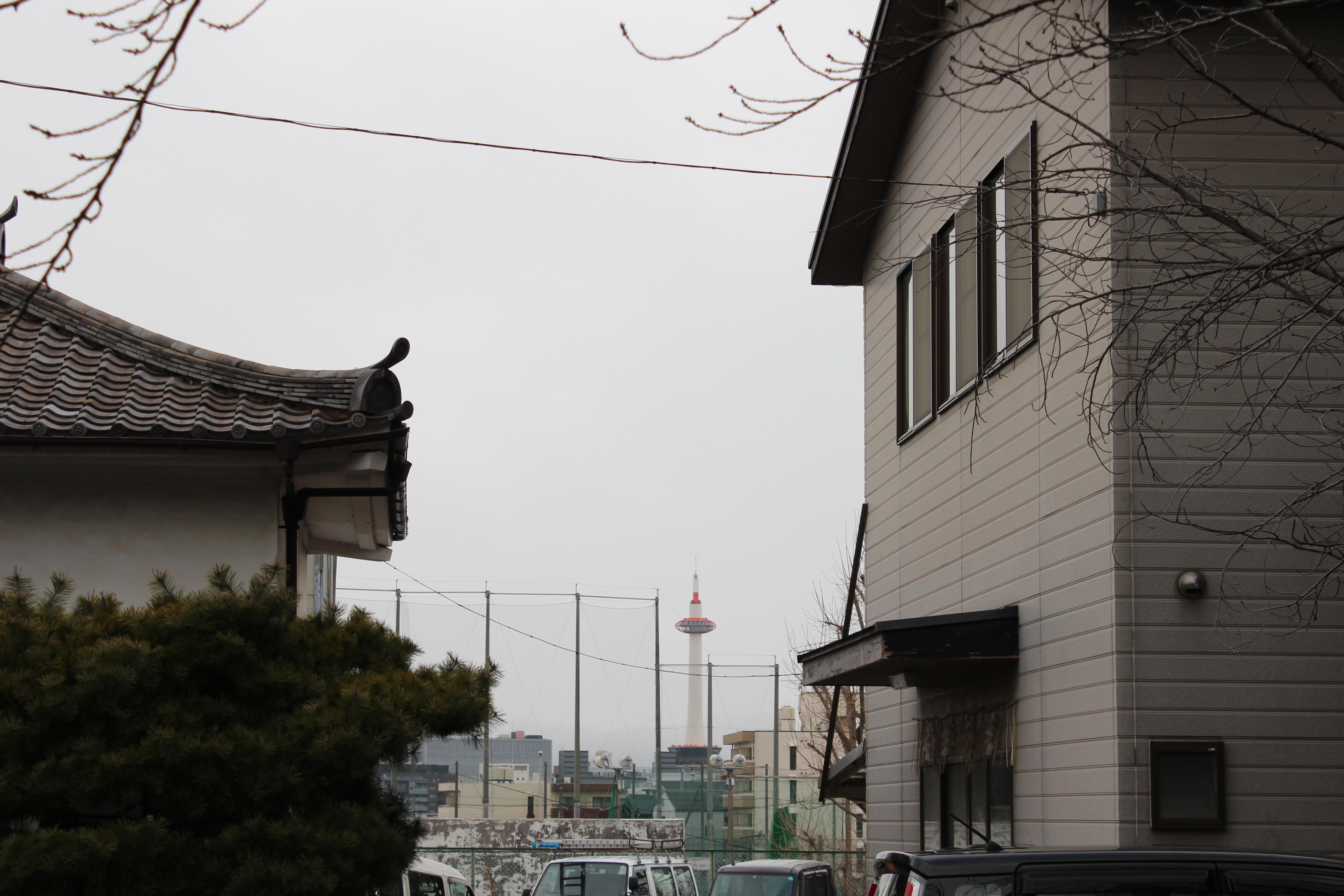 参道の奥に京都タワー