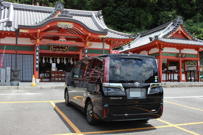 狸谷山不動院で車のお祓いを受けるエスクァイア