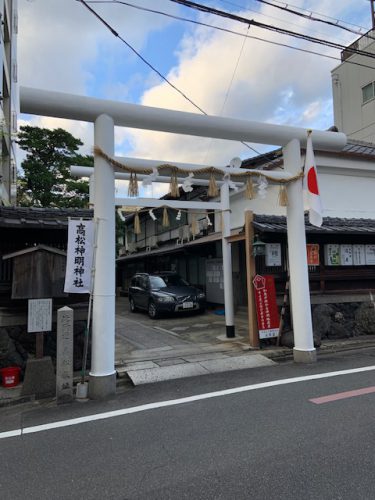 白い鳥居が印象的な高松神明神社