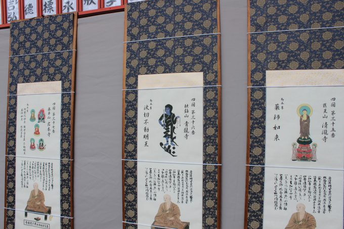 掛け軸が並ぶ様子