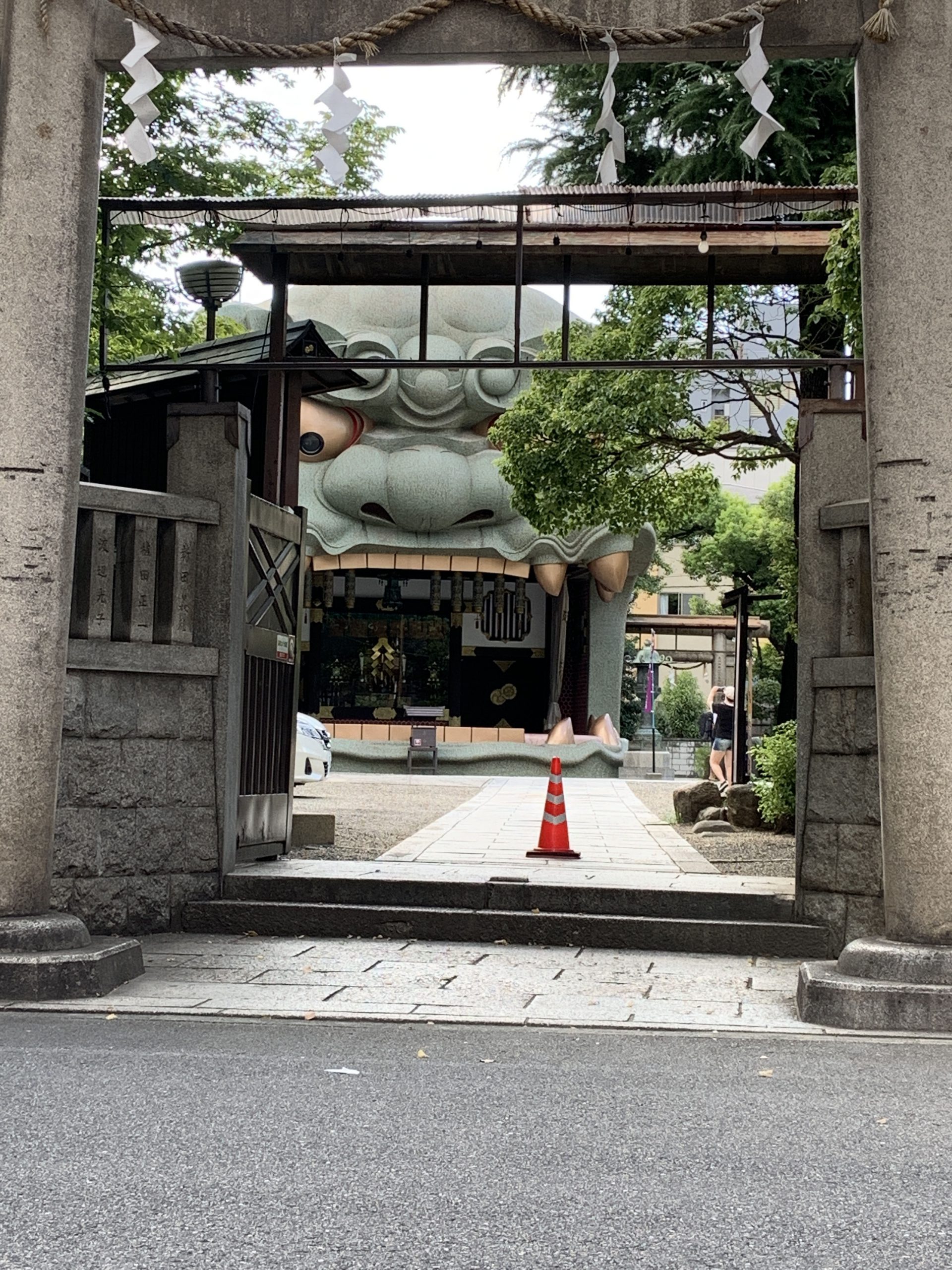 鳥居から見える獅子殿