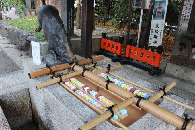 霊猪の手水舎