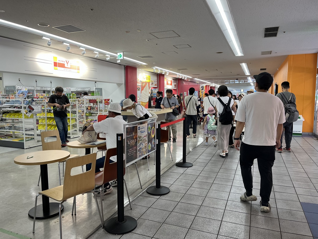1階の飲食店とコンビニ
