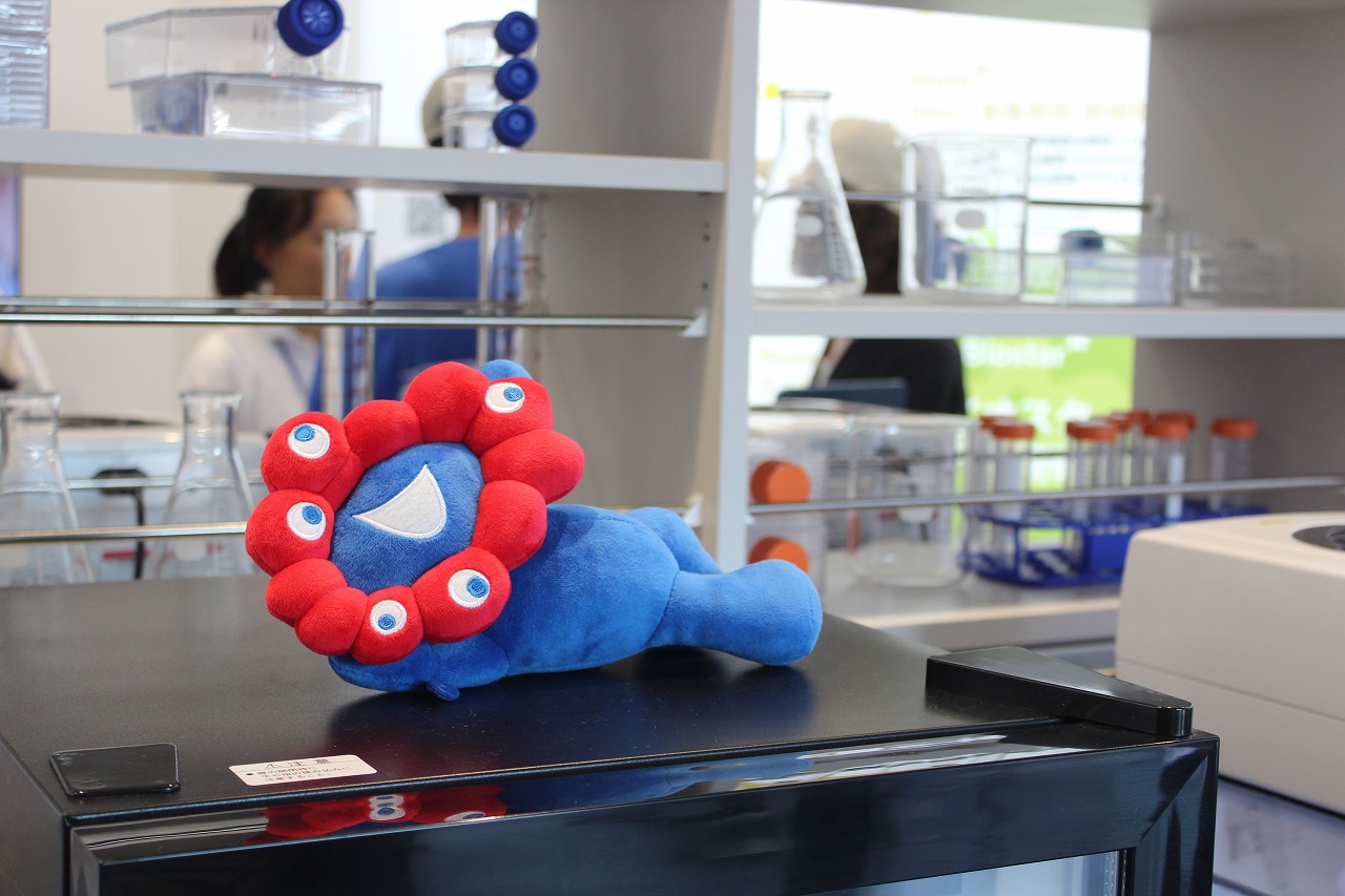 展示ブース内のみゃくみゃく