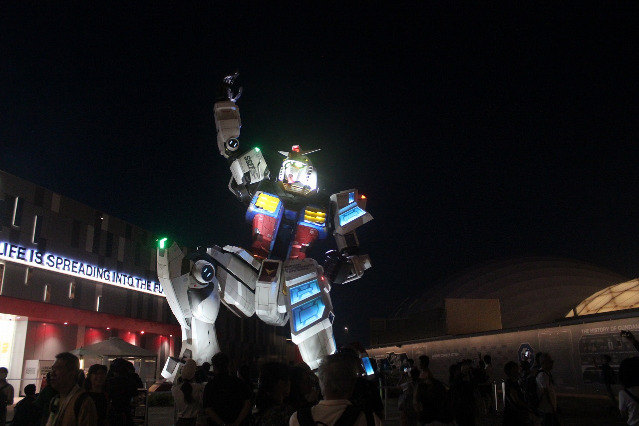 夜のガンダム(ライトアップ)