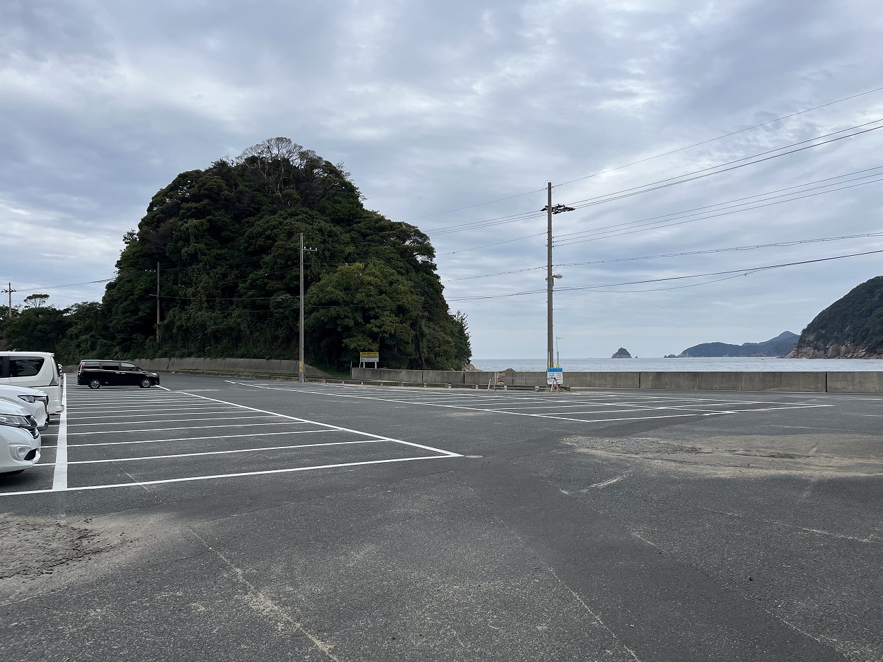 小橋海岸に到着。駐車料金1000円、好きな場所に停められる