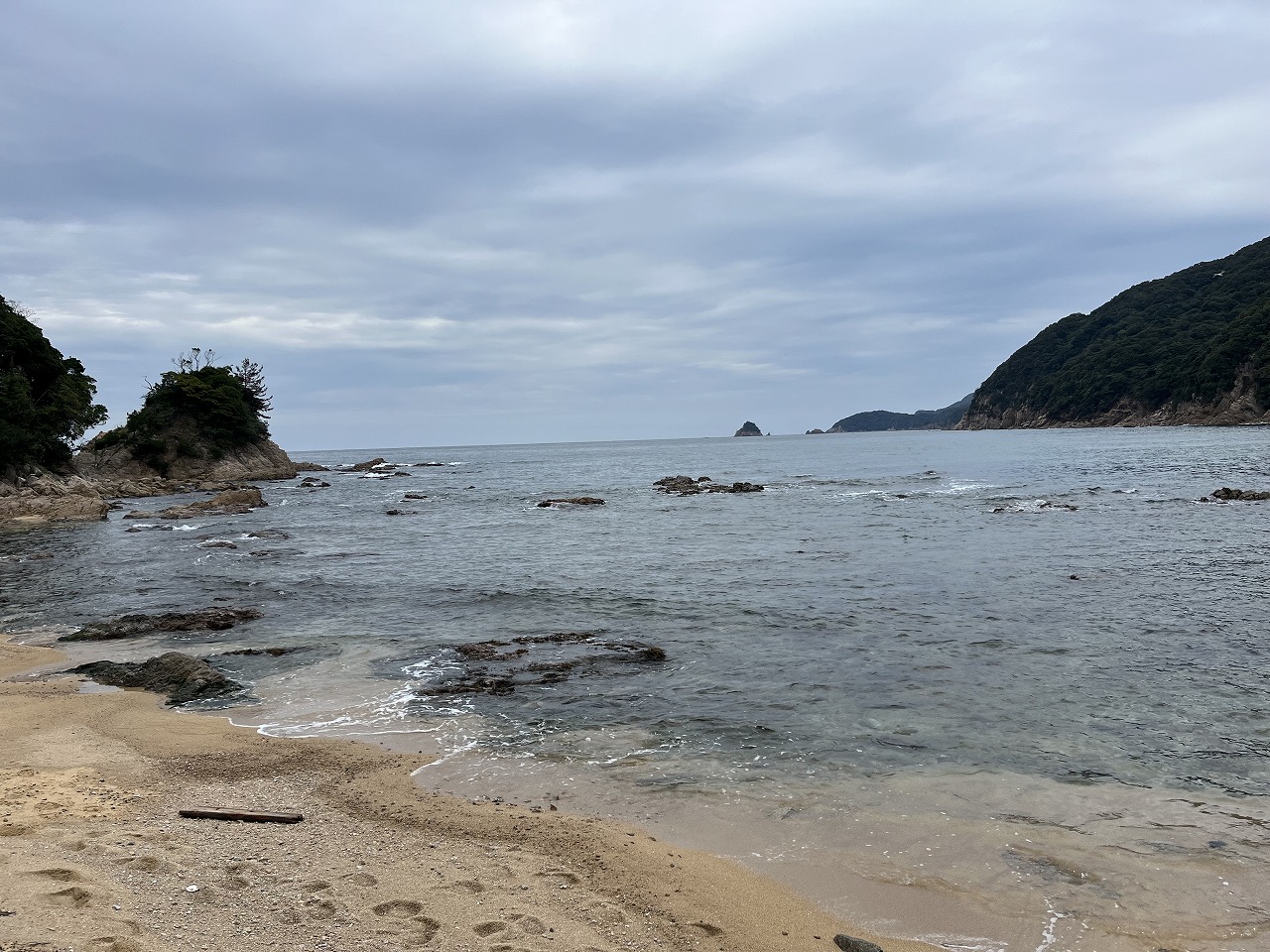 ゴロタ場の海岸でエギング開始