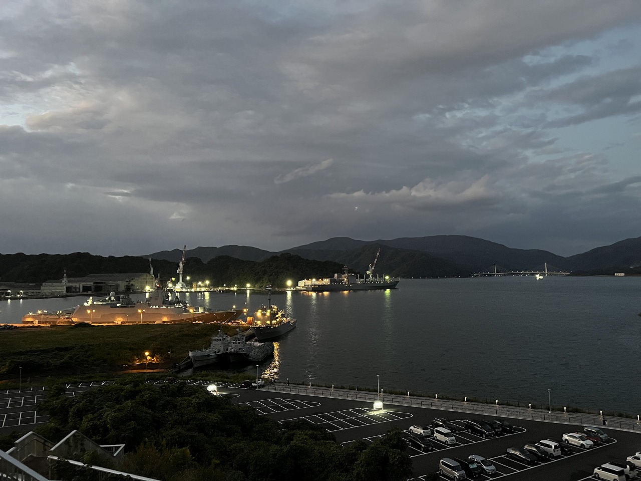 沈む夕日と舞鶴湾