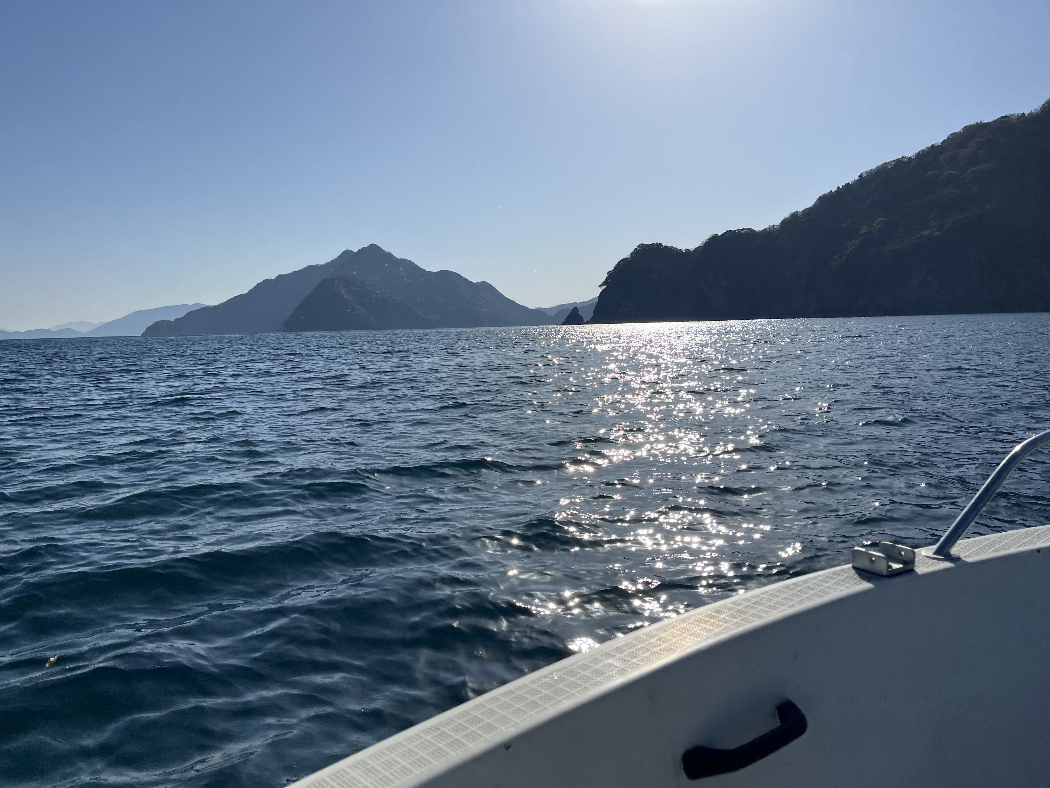 風が少し落ち着いてきた高浜沖の海